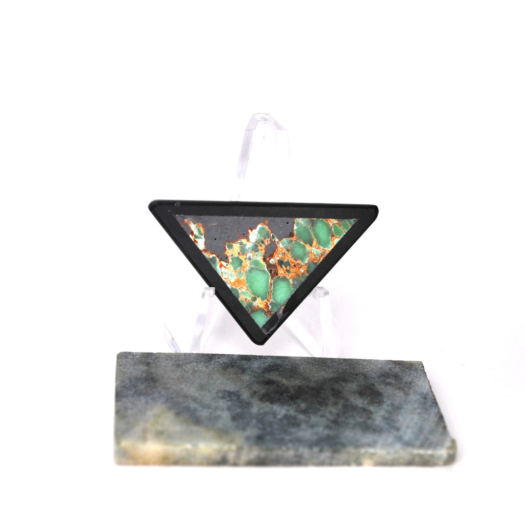 Unique Multi-Chromatic Varascite